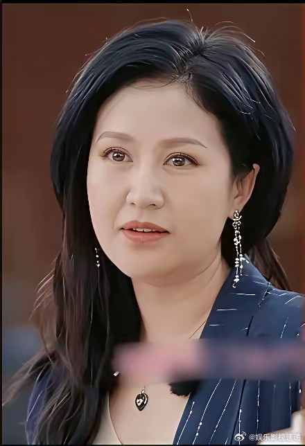 主持人问鲍蕾:“你在家辅导孩子作业时，有没有大发雷霆或者崩溃的时候？”鲍蕾说:“