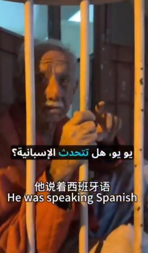 这是一个令人难以置信的故事。一位中国女孩在古巴街头拍摄时，一位坐在窗边的老人向她