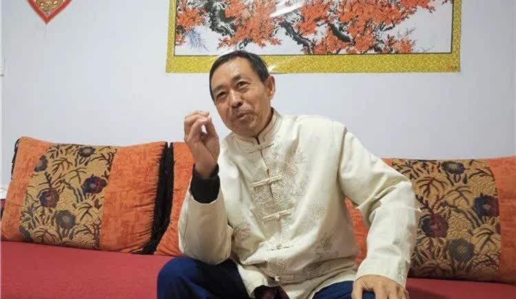 嘴上功夫强过武功的奇人马保国，分明被揍得鼻青脸肿却能反败为胜，进而红遍大江南北。