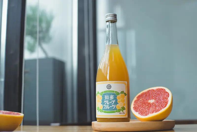 最近“宋柚汁”火了，但不是因为好喝，而是其柚汁仅占2.7%。这一情况被曝光后，创