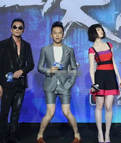 邓超是会抢镜头的，第一眼都没注意到刘亦菲​​​