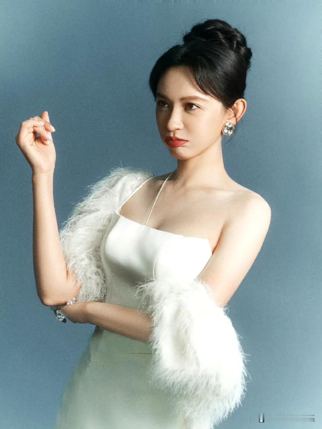 施诗真的就像柔美的白天鹅！看她最新曝光的写真，那叫一个眉目如画、精致优雅。她的柔