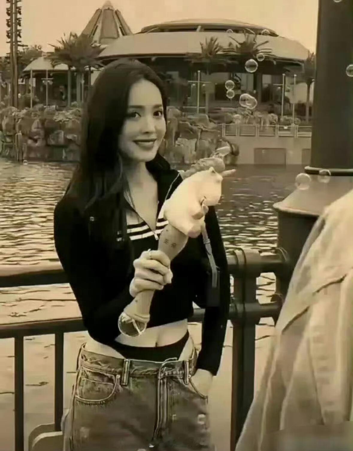 原来娜扎这个裤子里面是这样的，当年都被喷成啥样了……