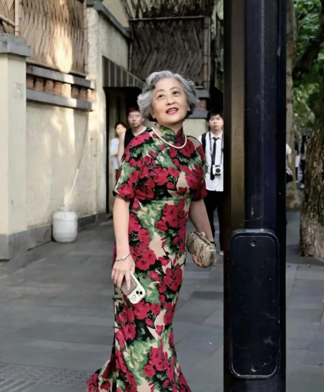 一位75岁的阿姨买了一条旗袍，感觉特别开心，她把穿旗袍的图片发到了自己的朋友圈里