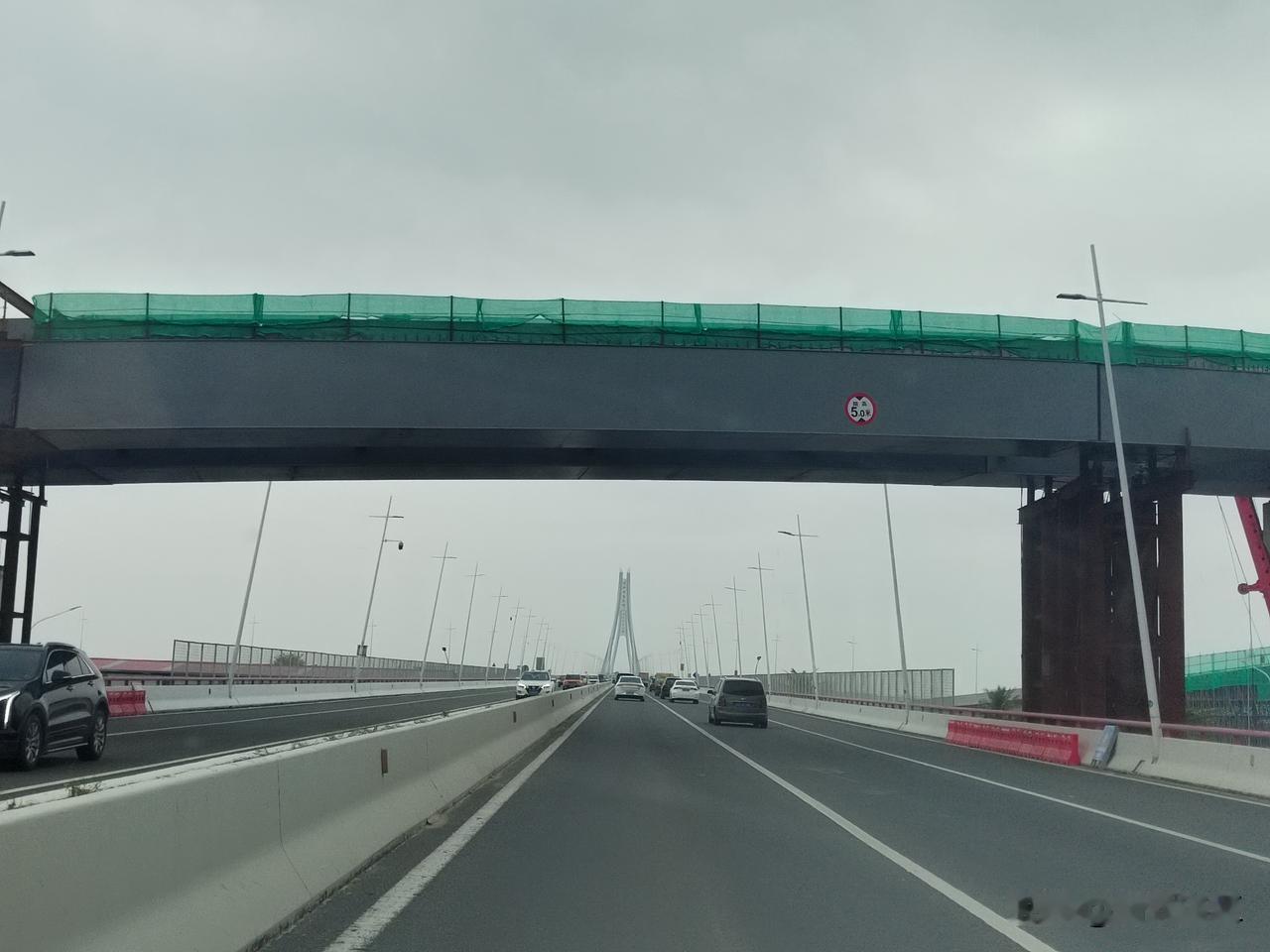 现在经过湛江海湾大桥时,在西桥头看到连接湛江海滨大道与湛江海湾大桥的匝道桥如巨龙