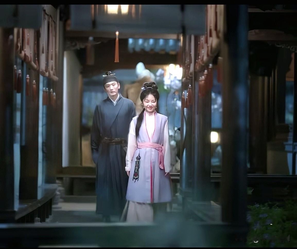 兰香如故：兰香醉酒，大爷护送，这段镜头真的是太好了。兰香喝多，弯腰说要走的时候