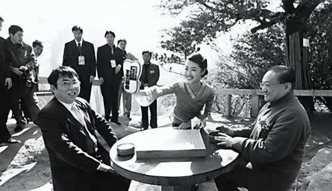 1983年，金庸设家宴款待聂卫平。保姆上了15只大闸蟹，聂卫平狼吞虎咽吃了13只