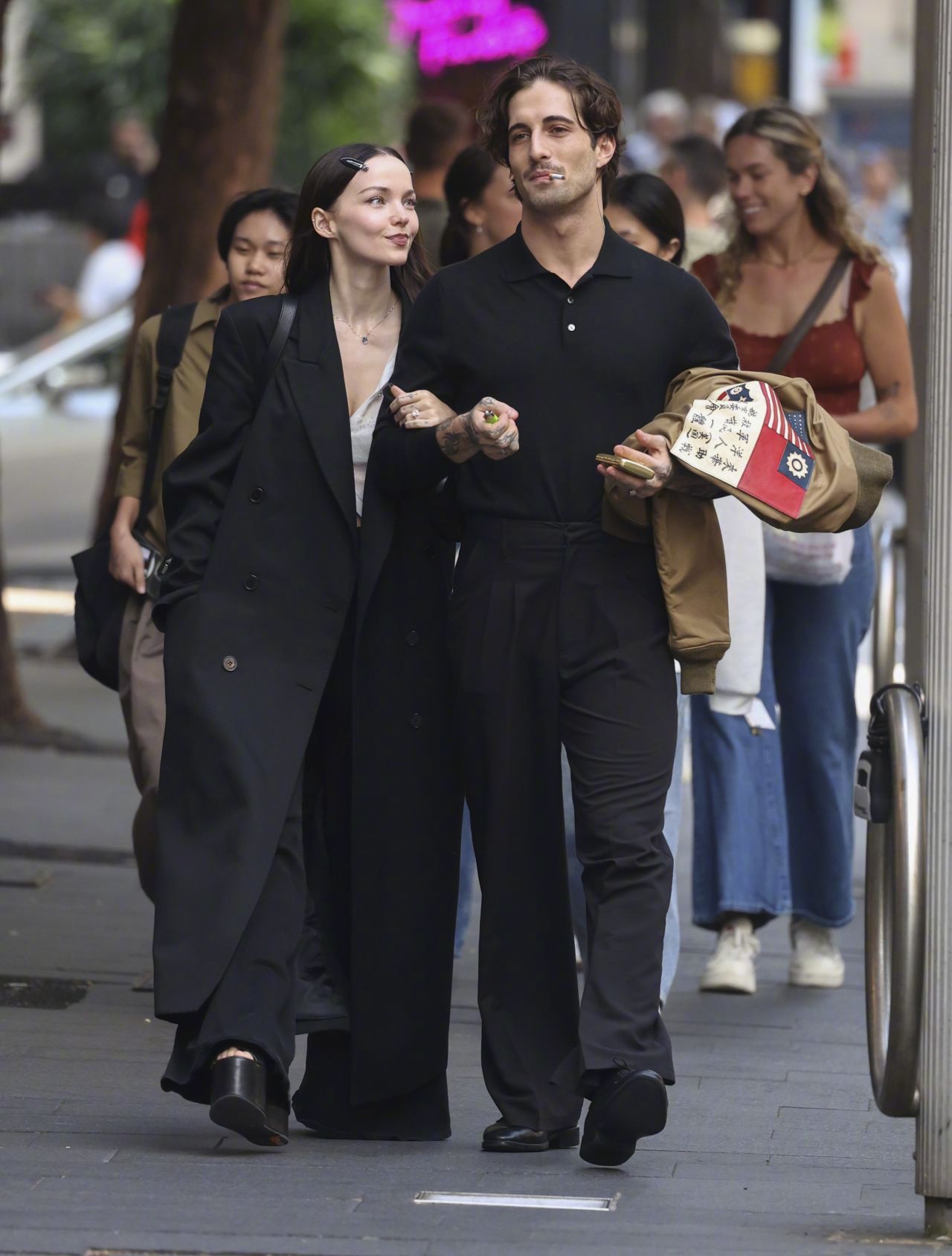 DoveCameron身穿白色开衫和蕾丝内衣，外穿黑色大衣与男友Damiano