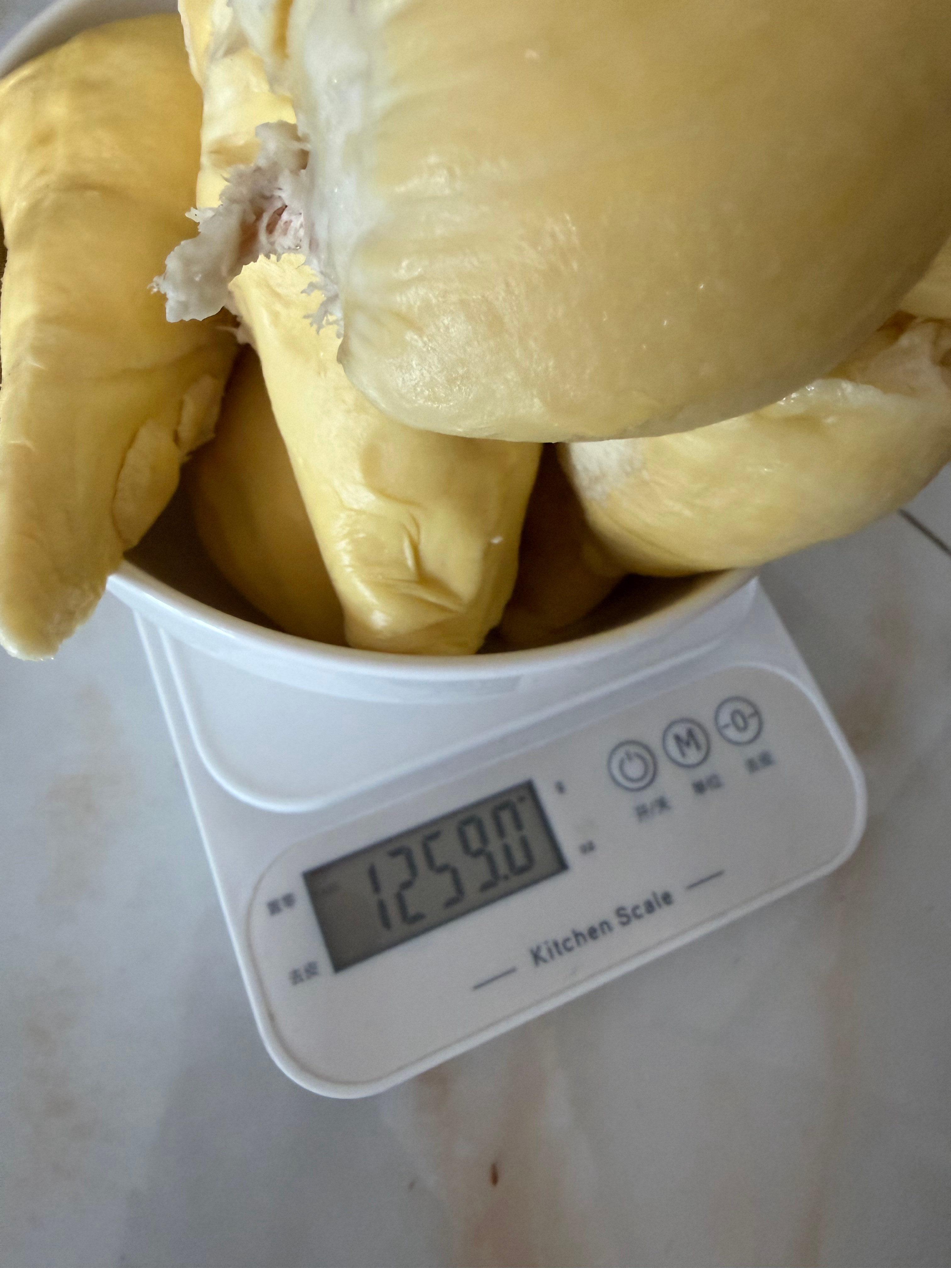 山姆买的榴莲3232g开出来1259g一共5房肉，其中一房比较大209块钱