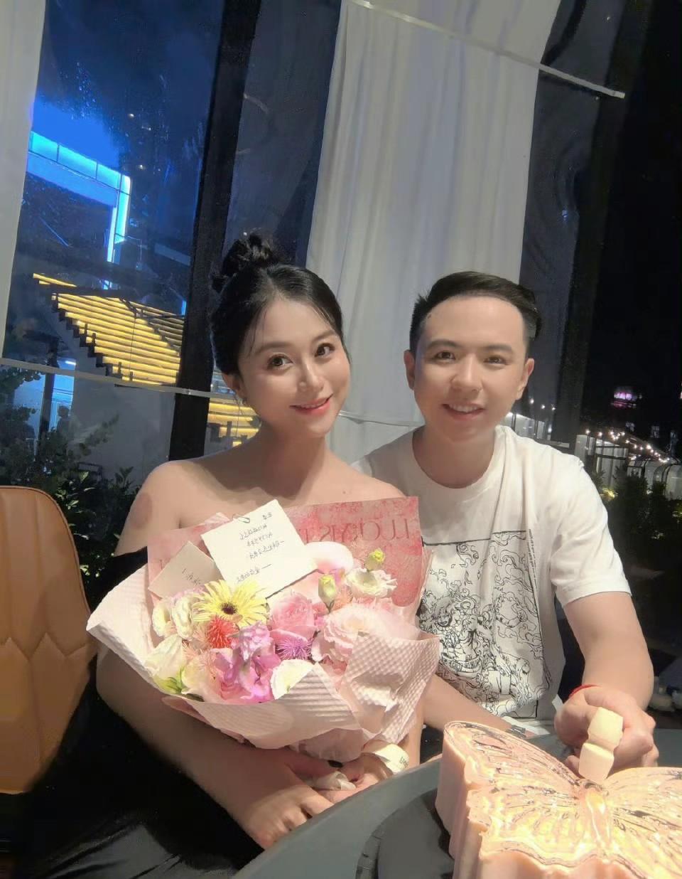 肖国栋的2025年可谓事业爱情双丰收，非常完美的一年！1、年初举办了婚礼。2