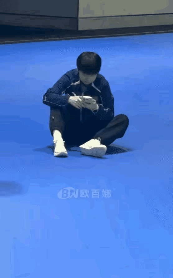 孙颖莎太可爱了：太自我了大家看看，孙颖莎和队友一起在等人，突然等着等着，她就