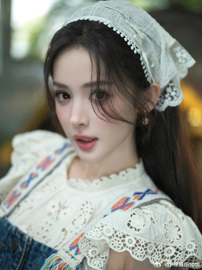 娜扎拍写真又差点热晕过去三伏天拍外景真的是在拼命！看到娜扎这么漂亮的田园风大片