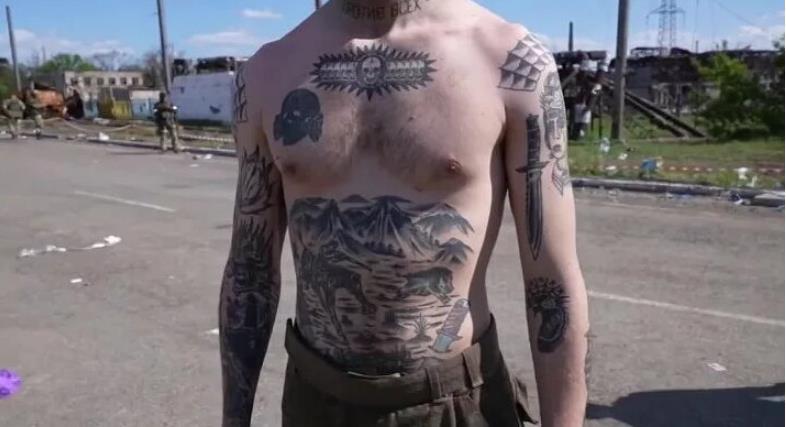 乌克兰“艾达尔营"士兵被俘后“啃咬”自己身上的纳粹纹身。被俄军在苏梅州