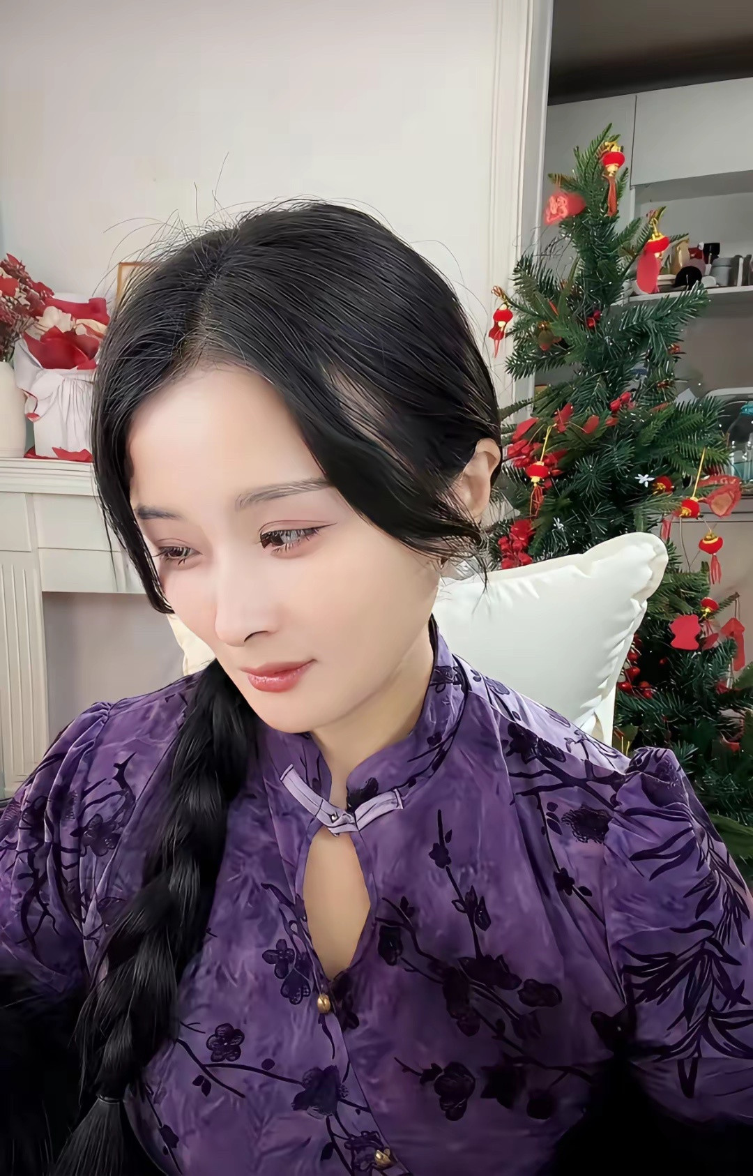 一位网红因为撞脸杨幂，开直播两个月就收入三百万不仅长相极为相似，声音更是以假乱真