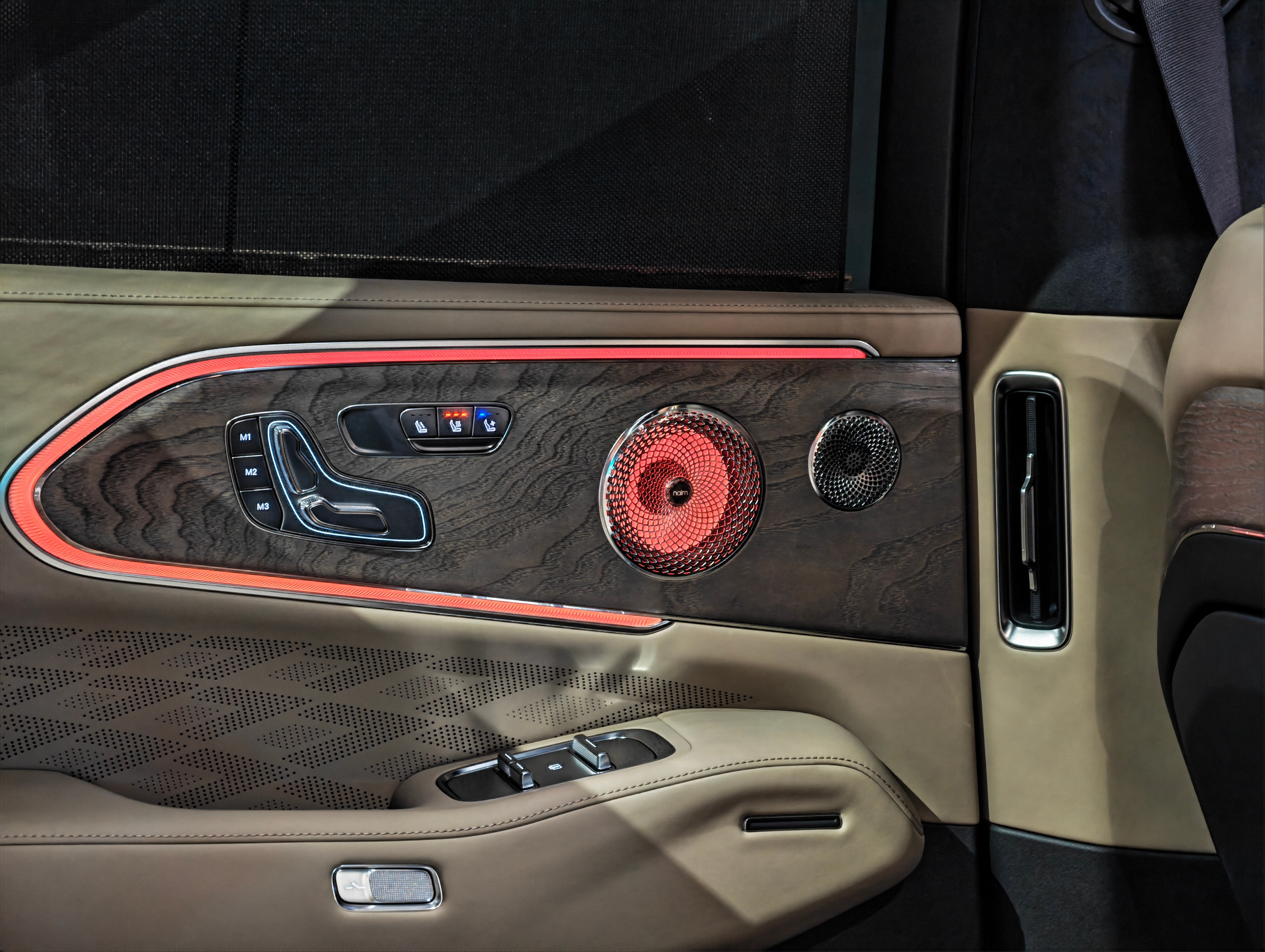 众所周知，很多品牌入门版就是“丐中丐”，那极氪8X顶配吹的那么牛，入门的Ma