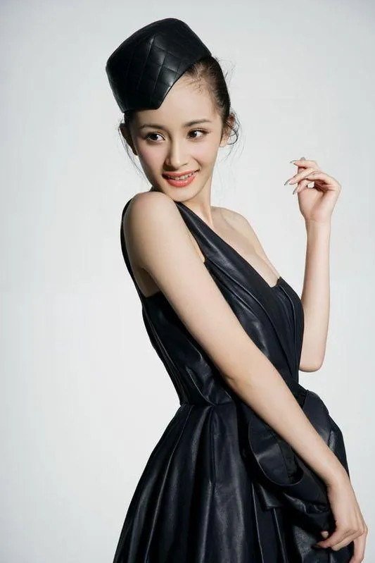 来看杨幂大美女！不管是那个时期，颜值都是杠杠的！！！不同风格，随心切换！第一张图