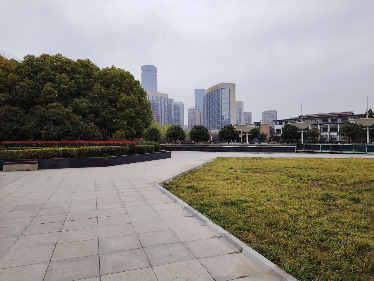 高级职称难评上，教师难免怨校长。名额多年未增长，僧多粥少都争抢。校长平