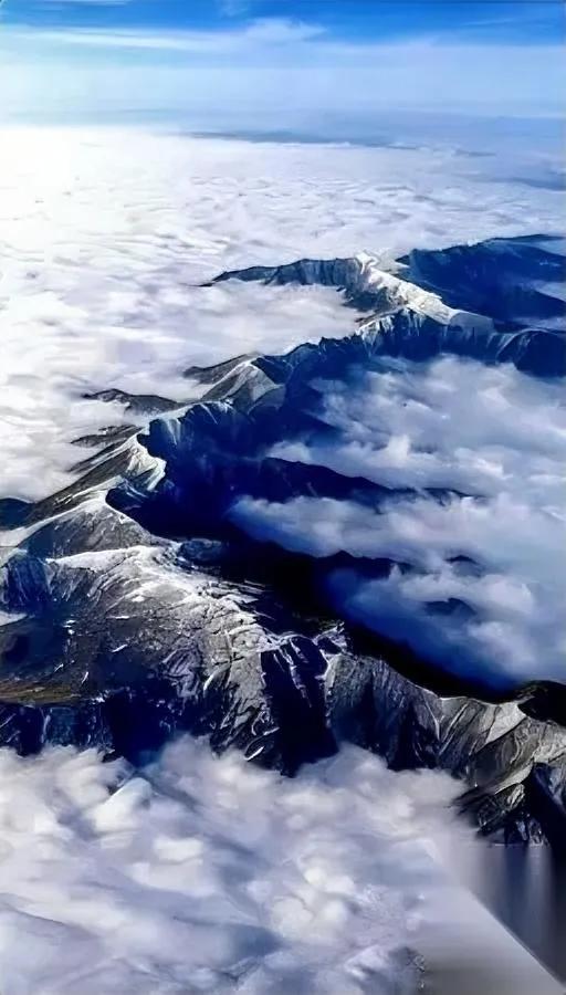 原以为龙脉是传说...直到飞掠秦岭的瞬间...舷窗下那道苍峦如巨龙横卧，