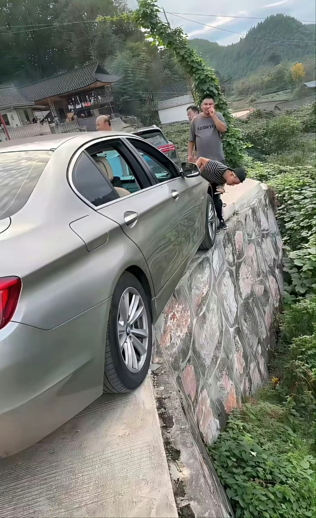 话说，这种情况得怎么打方向才能快速脱困？图源网络。​​​