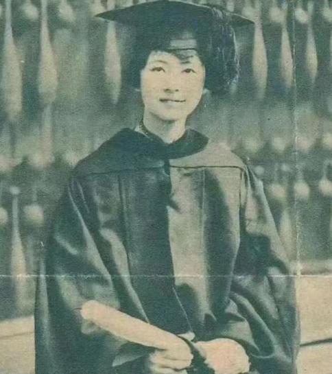 1953年，时任北京市副市长的吴晗，要拆除部分古建筑，遭到林徽因阻拦，他指着林徽