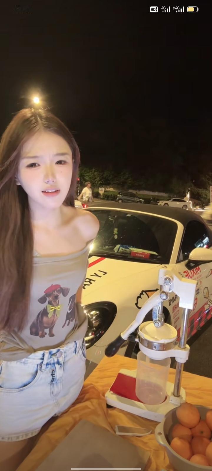 这个车模小姐姐开车跑车来卖橙汁
