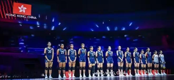 终于明白中国香港女排为啥敢这么干了？看她身边站的是谁，瞬间懂了！场边站着的那