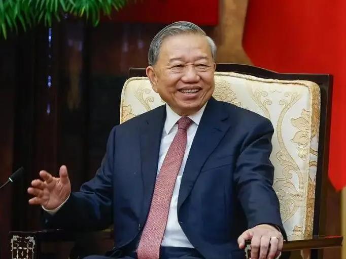 这届越南领导班子有两下子，搞不好真能干成什么大事！新上位的越南一把手苏林踌躇