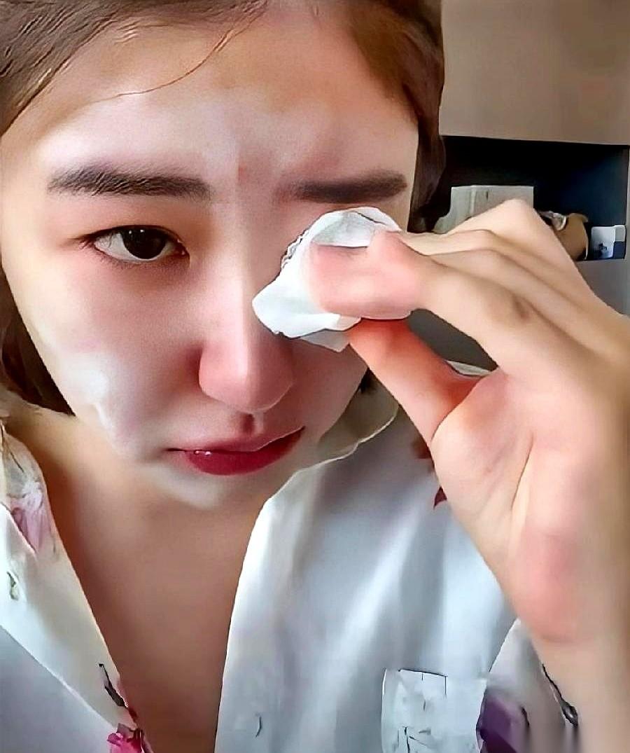 法院通知书砸到脸上，黄一鸣银行卡全冻，人被限制高消费，55万债务彻底砸实！她哭着