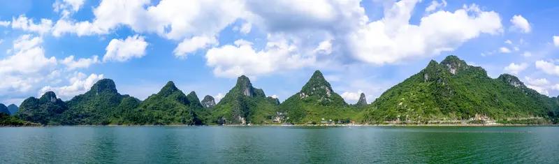 刚从一场美梦中苏醒，梦里尽是清风、明月与鲜花。那轻柔的清风好似一双温柔的手，轻轻