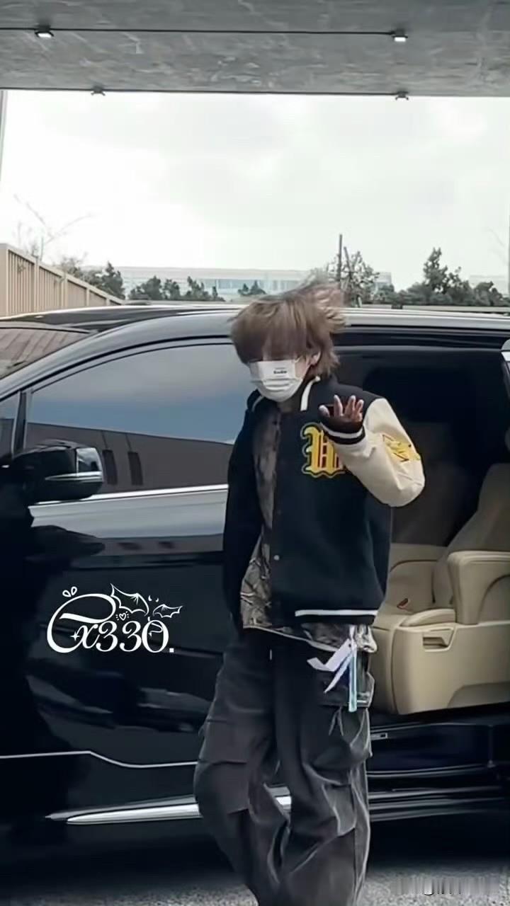 1月21日，鹿晗正式回归录制新一季五哈鹿晗身穿棒球服以“炸毛”状态现身机场，面