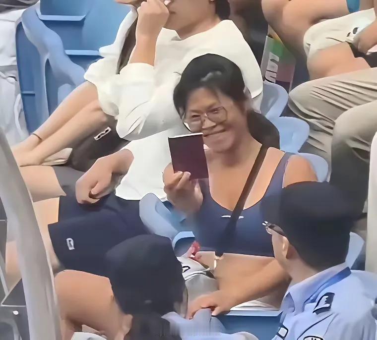 只能说谢某老公眼光独特，这货色，整一个神经不正常。喝酒去看比赛，一直发出尖叫干扰