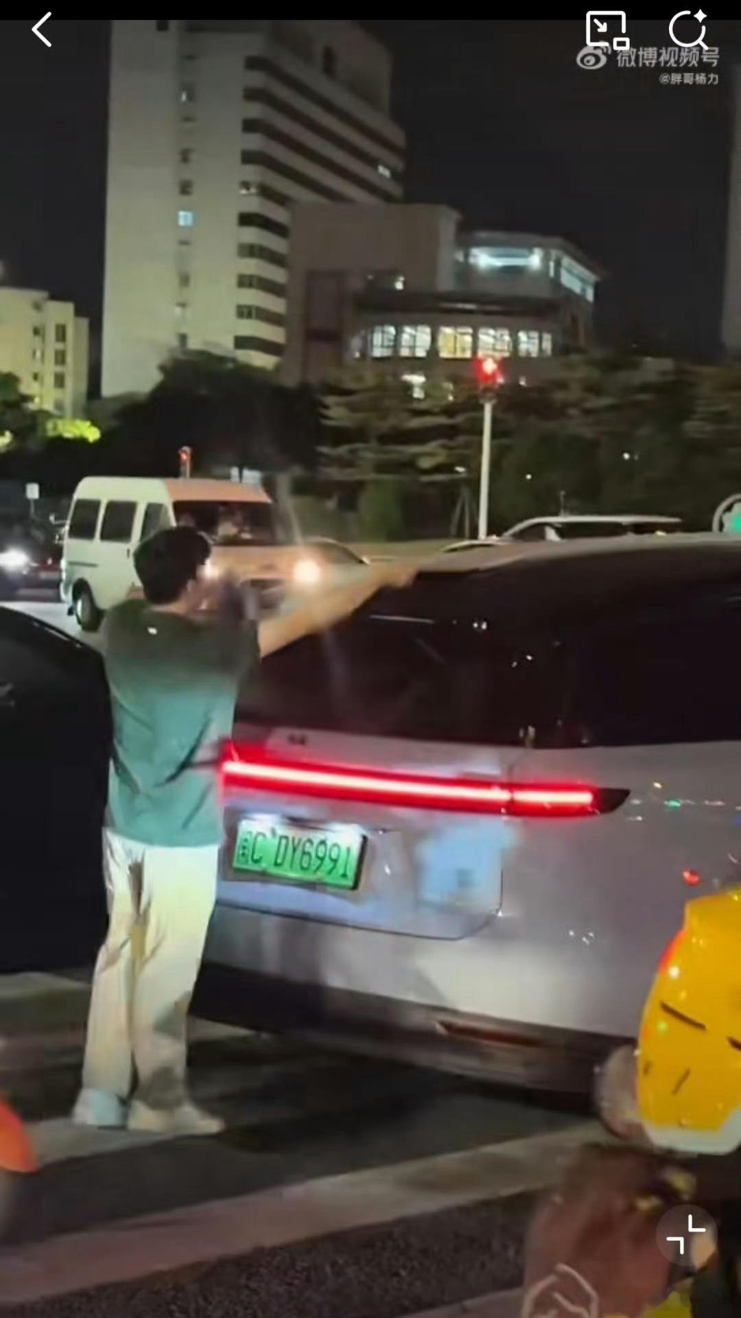 新能源车遇事故先盖布这种操作见了不止一次了[无奈摊手]与其盖上遮羞布，不如在其他方面