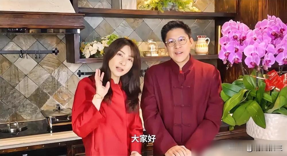 别再吹郭晶晶接地气了，你真以为人家在乎你信不信？新年视频，背景就是个厨房灶台