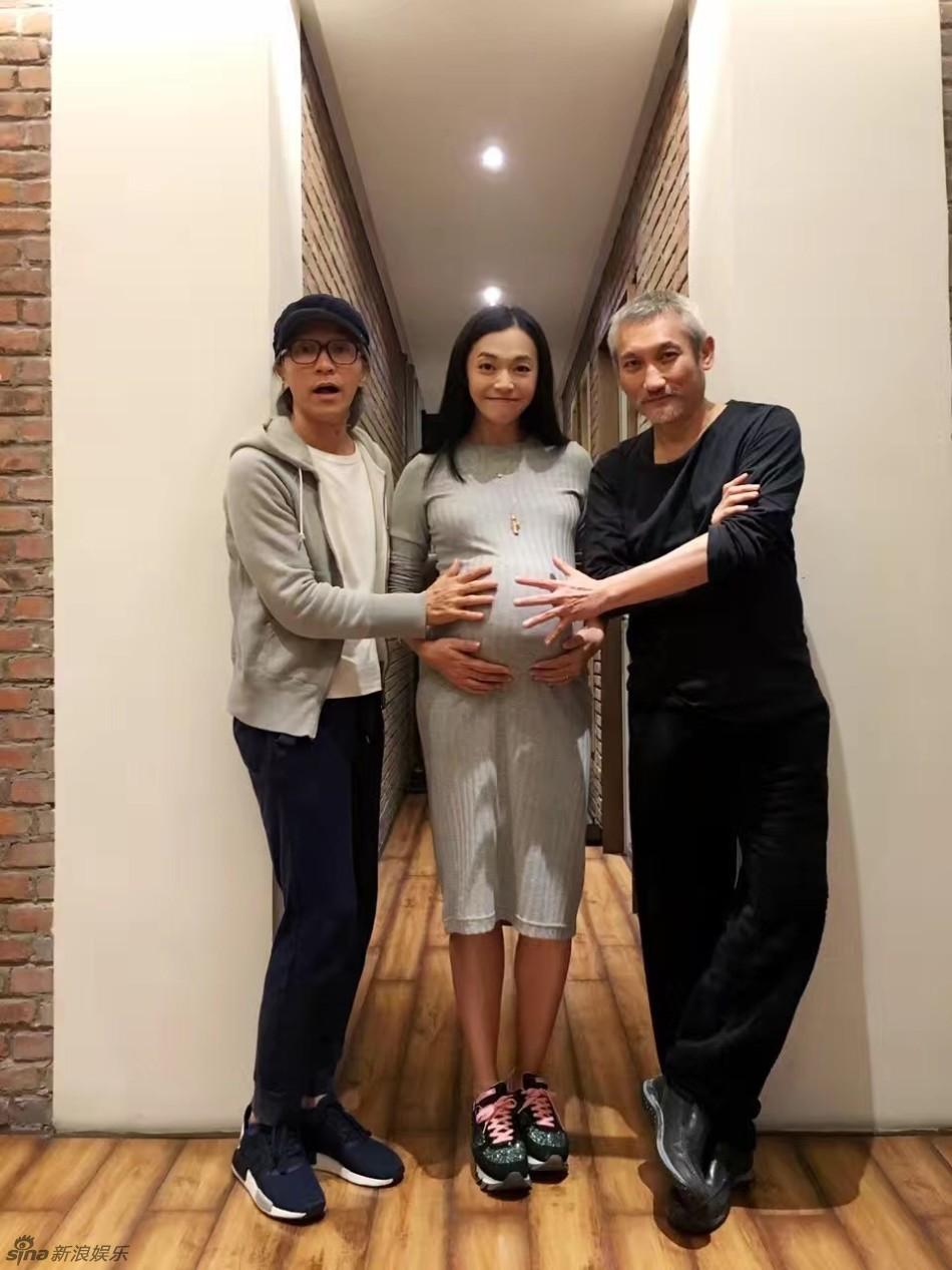 姚晨挺着大肚子和周星驰合影，姚晨这肚子看起来有点假，该不会是为了拍戏才装扮成孕妇