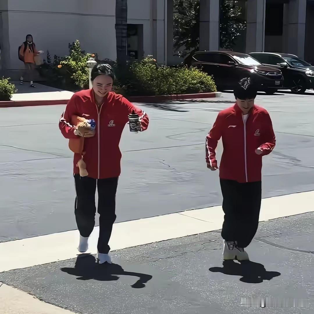 莎莎参加乒乓球外交活动迟到了！一路小跑，王晓彤手里这是拿了多少东西啊，两只手
