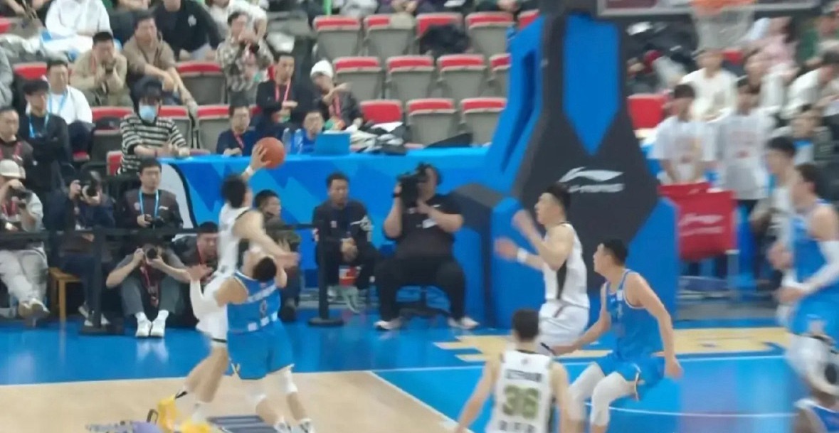 一场可耻的比赛，CBA能不能有裁判的评分！京辽大战胶着了三节比赛，最后一节因为一