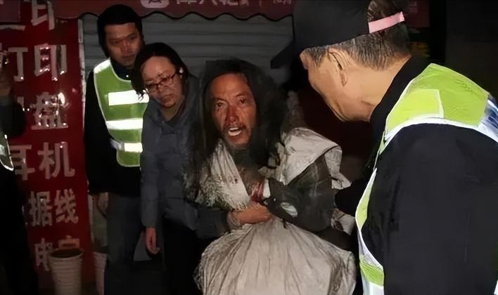 2020年，上海警方在一座废弃的屋子内，发现一名神志不清、浑身酸臭的流浪汉，然而