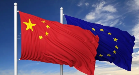 在美国挑起对华关税战之时，中国突然解除对欧洲的制裁，这一举动引发外界广泛关注。