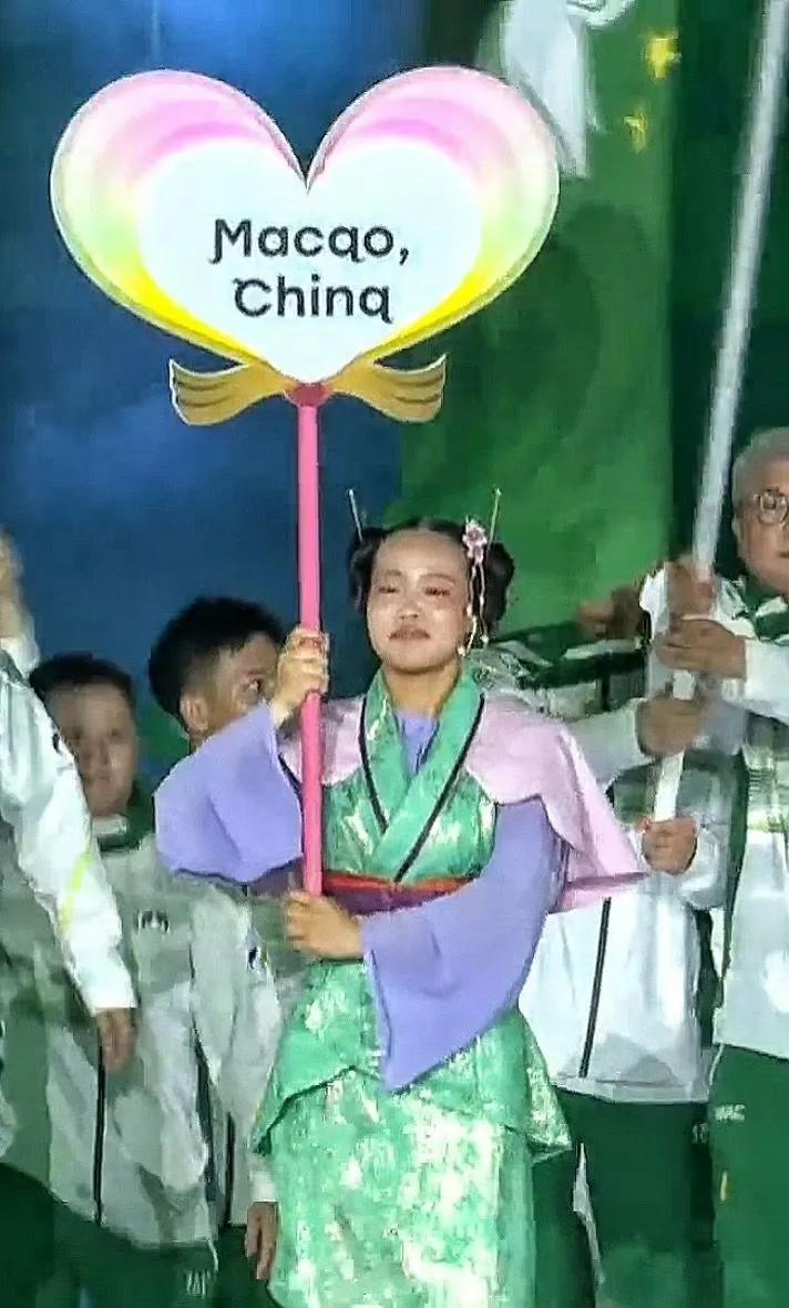 今晚亚运会开幕式，有个细节让人看了出戏。举牌的小哥哥小姐姐。说不上哪里不