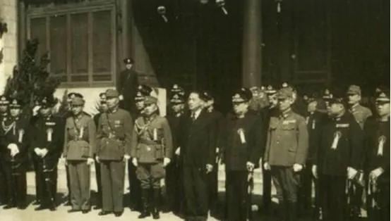 1945年8月，日本宣布投降的消息传开后，汪伪政权迅速崩塌，原本在各地任职的官员