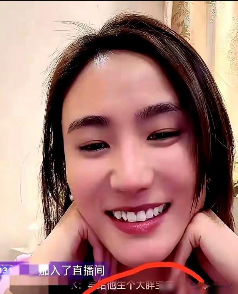 李亚鹏，还欠2800万。朝阳法院2025年12月公示，那个雪山小镇的旧债，利