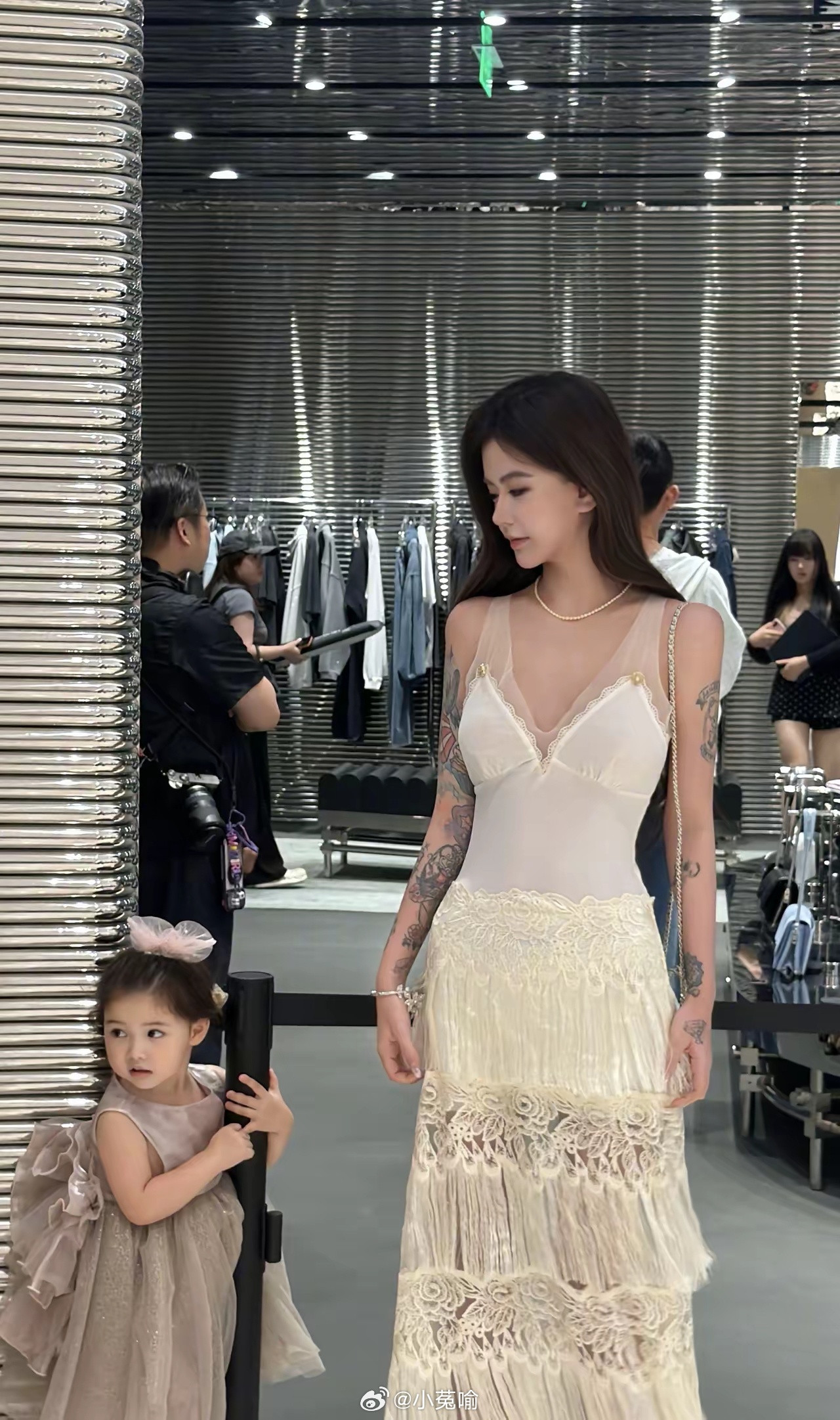 韩安冉，真是去哪里都喜欢带着女儿，还喜欢带着她和明星合影。​​​
