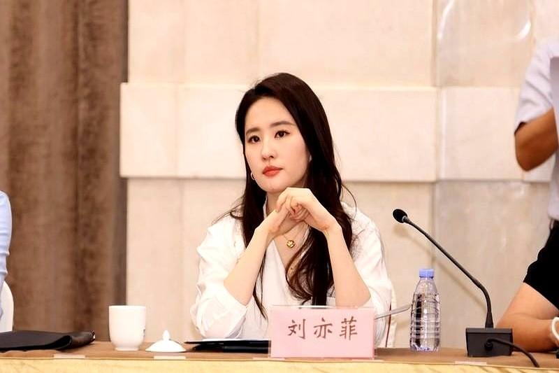 《玫瑰的故事》里的刘亦菲，还真不是个完美女主。这剧能爆，黄亦玫这个角色功劳太