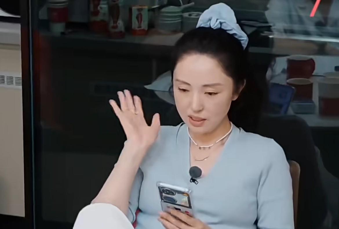 张维伊我终于明白你为什么一副小心翼翼地样子了，看到姐姐当家讨论请发言人的这段简