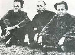 1946年，一国军少将趁着夜色，闯进了一个地下党家里，他用枪顶着地下党的脑袋，低