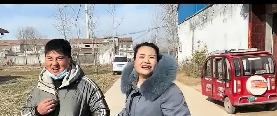 京城小二与妞爸妞爸是亲戚关系，小二年轻时去北京发展，是通过妞妈去的，当然小二也是