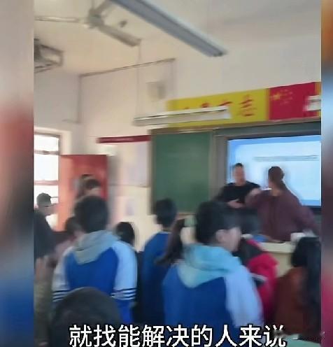 这位母亲太勇敢了，近日在河北高碑店某中学，一位母亲冲上开家长会的讲台上控诉了校方