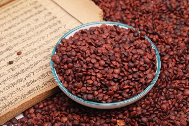 失眠易醒睡不着，选炒酸枣仁还是生酸枣仁？千万别选错大家好，我是陈医生。很多人