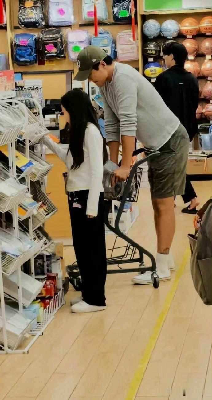 高云翔陪女儿小酒窝逛文具店，感觉小酒窝面对爸爸高云翔和张维伊是判若两人，在高云翔