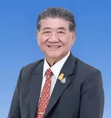 其实普坦很无奈，年过七旬的他，每次都要站在还没四十岁的佩通坦后面，佩通坦被停职后